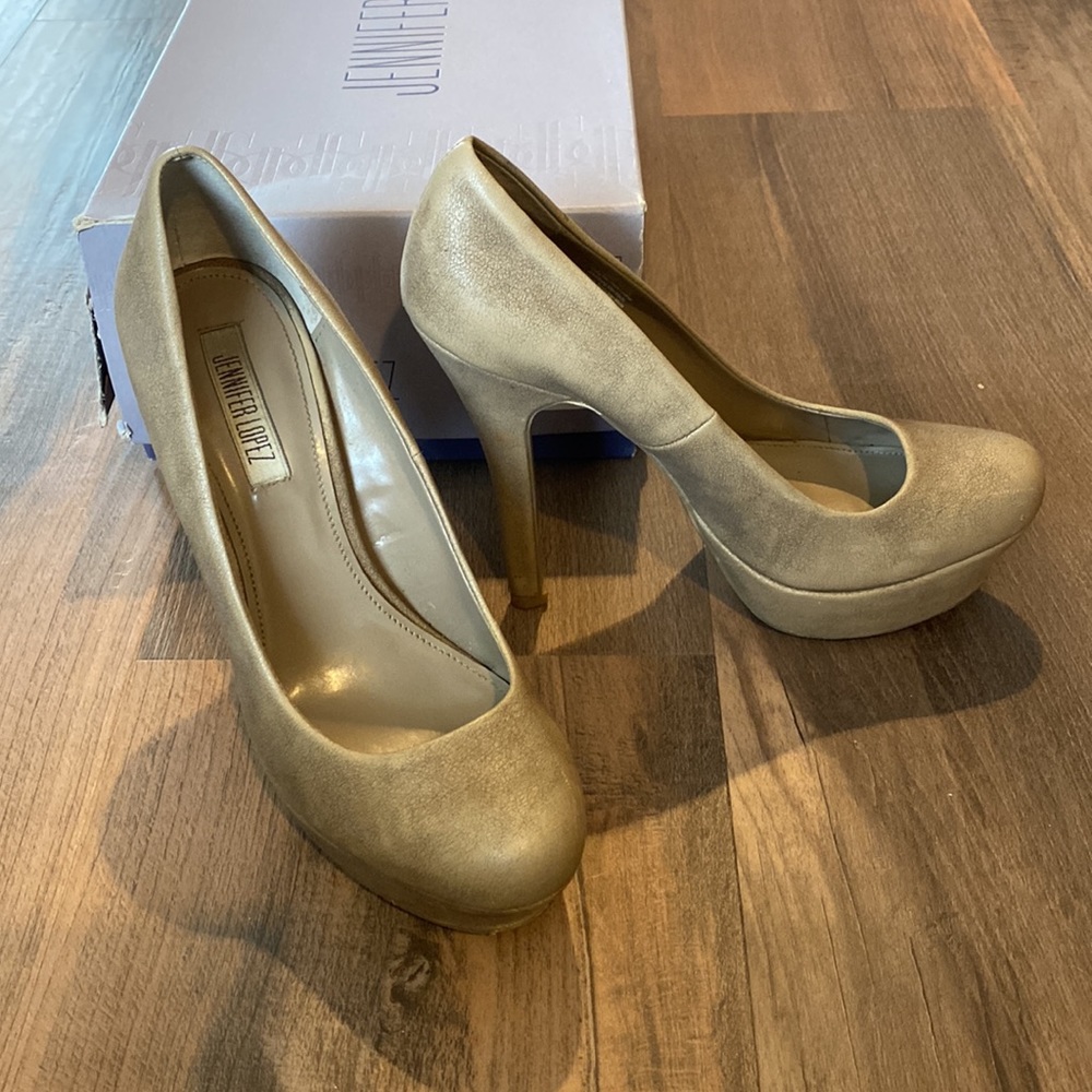 J. Lo Lana tan platform pumps